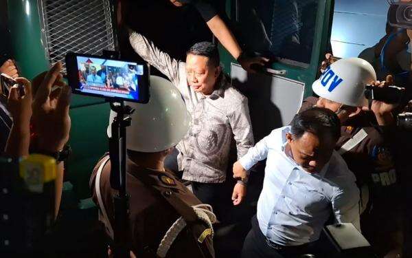 Jadi Tersangka hingga Dicopot Sementara dari Jaksa, Eks Jampidsus Febrie Masih Terima Setengah Gaji Jadi Tersangka hingga Dicopot Sementara dari Jaksa, Eks Jampidsus Febrie Masih Terima Setengah Gaji