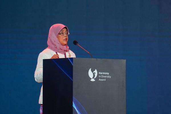 Mantan Presiden Singapura Halimah Yacob Buka Harmony in Diversity Award Perdana di Jakarta Mantan Presiden Singapura Halimah Yacob Buka Harmony in Diversity Award Perdana di Jakarta