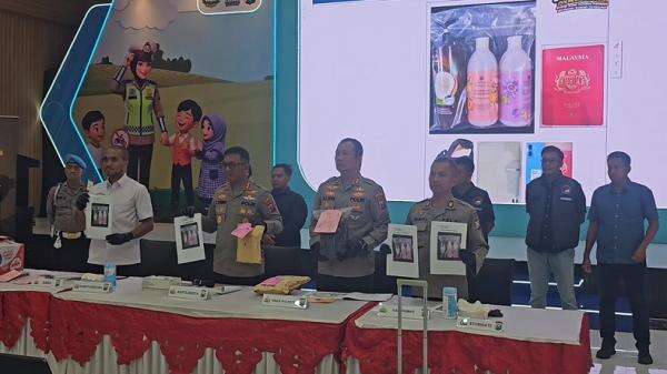 2 Warga Malaysia Ditangkap Polresta Sidoarjo, Narkotika Cair Senilai Rp45 Miliar Disita 2 Warga Malaysia Ditangkap Polresta Sidoarjo, Narkotika Cair Senilai Rp45 Miliar Disita