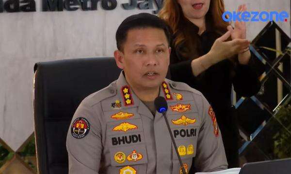 Polisi Sita Dua Bingkai Foto Keluarga dalam Kasus Dugaan TPPU Batubara Polisi Sita Dua Bingkai Foto Keluarga dalam Kasus Dugaan TPPU Batubara