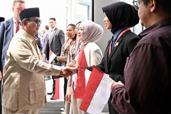 Momen Prabowo Disambut Hangat Mahasiswa Indonesia saat Tiba di Rusia Momen Prabowo Disambut Hangat Mahasiswa Indonesia saat Tiba di Rusia
