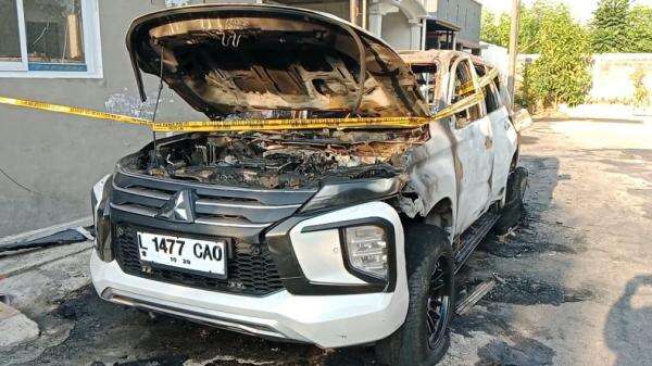 Mitsubishi Pajero Terbakar Hebat di Perumahan Surabaya, Api Nyaris Jalar ke Rumah Warga Mitsubishi Pajero Terbakar Hebat di Perumahan Surabaya, Api Nyaris Jalar ke Rumah Warga