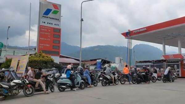Antrean BBM Mengular 1 Km di Aceh Tengah, Warga Rela Kepanasan Berjam-jam Antrean BBM Mengular 1 Km di Aceh Tengah, Warga Rela Kepanasan Berjam-jam
