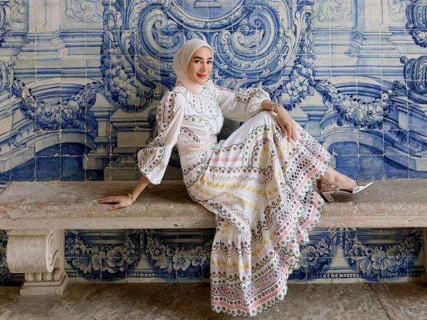 Potret Cantik Erin Wartia Asyik Liburan di Portugal, di Tengah Kabar Andre Taulany Bakal Nikah Lagi Potret Cantik Erin Wartia Asyik Liburan di Portugal, di Tengah Kabar Andre Taulany Bakal Nikah Lagi