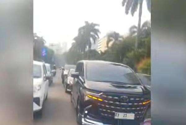 Viral Patwal RI 21 Diduga Pepet Pengemudi di Kawasan Senayan, Polda Metro: Kami Dalami Viral Patwal RI 21 Diduga Pepet Pengemudi di Kawasan Senayan, Polda Metro: Kami Dalami