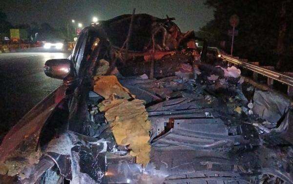 Pajero Ringsek Usai Tabrak Truk Semen di Tol Jagorawi Pajero Ringsek Usai Tabrak Truk Semen di Tol Jagorawi