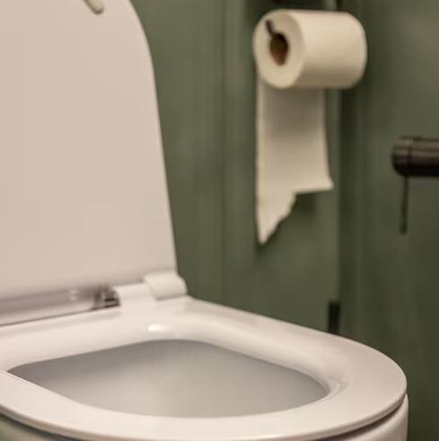 Mitos atau Fakta: Bisa Tertular Penyakit Kelamin dari Toilet Umum, Kolam Renang, atau Handuk? Mitos atau Fakta: Bisa Tertular Penyakit Kelamin dari Toilet Umum, Kolam Renang, atau Handuk?