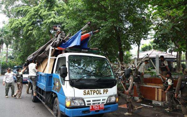 Peringatan Tak Digubris, Satpol PP Tertibkan Lapak PKL dan Pos Ojol di Senen Jakpus Peringatan Tak Digubris, Satpol PP Tertibkan Lapak PKL dan Pos Ojol di Senen Jakpus