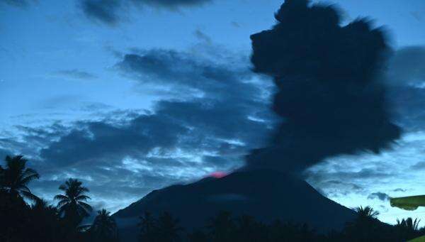 Gunung Ibu Malut Erupsi, Semburkan Abu 1.525 di Atas Permukaan Laut Gunung Ibu Malut Erupsi, Semburkan Abu 1.525 di Atas Permukaan Laut