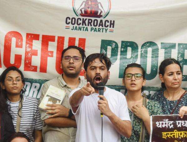 Tuntut Menteri Pendidikan Mundur, Pendukung Partai Kecoa Berkemah di Jalanan Tuntut Menteri Pendidikan Mundur, Pendukung Partai Kecoa Berkemah di Jalanan