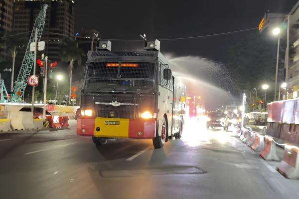 Brimob Semprot Air ke Jalanan di Jakarta, Atasi Abu Vulkanik Gunung Anak Krakatau Brimob Semprot Air ke Jalanan di Jakarta, Atasi Abu Vulkanik Gunung Anak Krakatau