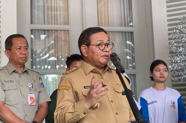 Bela Satpam, Pramono Singgung Pelat Nomor Palsu Alphard Penerobos Lampu Penyeberangan di Bundaran HI Bela Satpam, Pramono Singgung Pelat Nomor Palsu Alphard Penerobos Lampu Penyeberangan di Bundaran HI