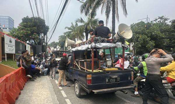 Demo Tolak Praperadilan Febrie Adriansyah, Lalu Lintas Depan PN Jaksel Macet Demo Tolak Praperadilan Febrie Adriansyah, Lalu Lintas Depan PN Jaksel Macet