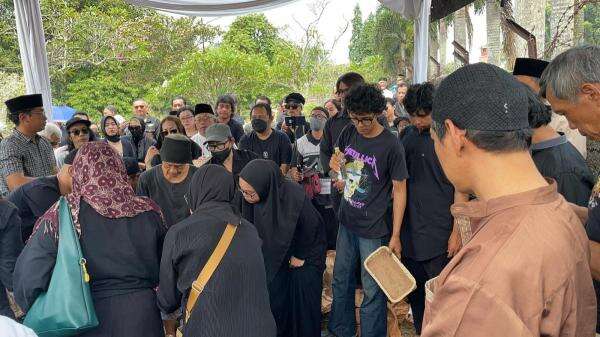 Tangis Keluarga Pecah di Pemakaman Doddy Katamsi, Sang Putri Sampai Dibopong Tangis Keluarga Pecah di Pemakaman Doddy Katamsi, Sang Putri Sampai Dibopong
