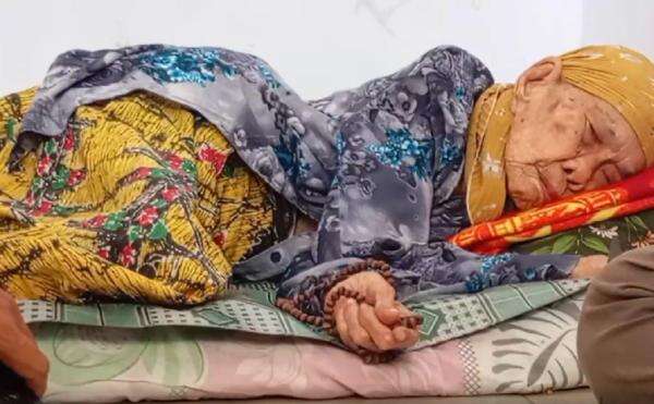 Kisah Siti Khatijah, Orang Tertua di Bangkalan Berusia 120 Tahun Tak Pernah Lalai Salat Kisah Siti Khatijah, Orang Tertua di Bangkalan Berusia 120 Tahun Tak Pernah Lalai Salat
