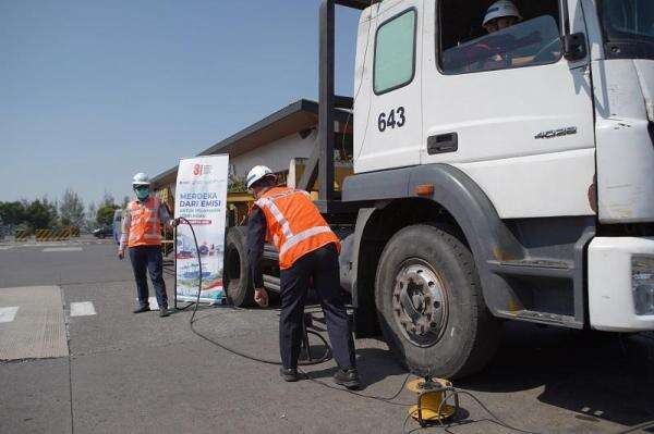 Pelindo Terminal Petikemas dan Pelindo Regional 3 Gelar Uji Emisi, Targetkan 100 Truk Peti Kemas Pelindo Terminal Petikemas dan Pelindo Regional 3 Gelar Uji Emisi, Targetkan 100 Truk Peti Kemas