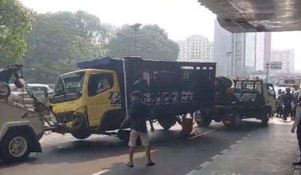 Bikin Cawang Macet Horor, Truk Tabrak Separator Busway Dievakuasi Bikin Cawang Macet Horor, Truk Tabrak Separator Busway Dievakuasi