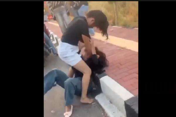 Viral Duel 2 Remaja Putri di Pangkalpinang, Kepala Dihantam ke Trotoar! Viral Duel 2 Remaja Putri di Pangkalpinang, Kepala Dihantam ke Trotoar!