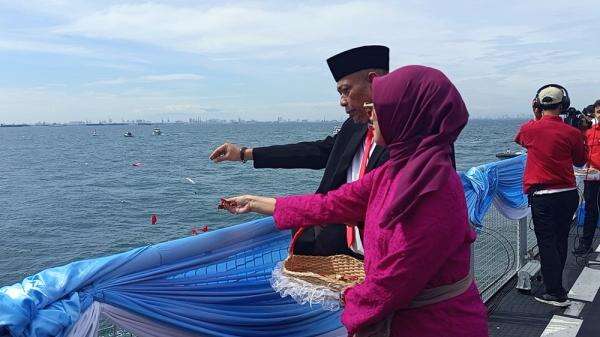 Peringati Hari Pahlawan, TNI AL-Kemensos Gelar Upacara Tabur Bunga di Laut Jakarta Peringati Hari Pahlawan, TNI AL-Kemensos Gelar Upacara Tabur Bunga di Laut Jakarta