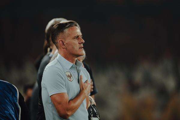 Momen John Herdman Kibarkan Bendera Finis di MotoGP Mandalika 2026 Momen John Herdman Kibarkan Bendera Finis di MotoGP Mandalika 2026