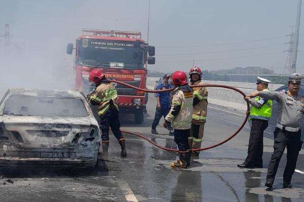 Geger! Mobil Camry Terbakar di Tol MBZ, Jalan Sempat Ditutup Geger! Mobil Camry Terbakar di Tol MBZ, Jalan Sempat Ditutup