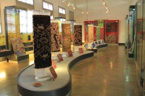 Mengenal Sejarah dan Evolusi Batik Indonesia, dari Warisan Tradisional hingga Fashion Modern Mengenal Sejarah dan Evolusi Batik Indonesia, dari Warisan Tradisional hingga Fashion Modern