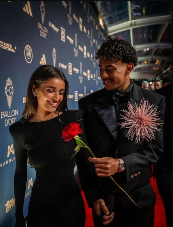 Potret Mesra Lamine Yamal dan Ines Garcia di Ballon dOr 2026, Kompak Berbusana Hitam dengan Gaya Elegan Potret Mesra Lamine Yamal dan Ines Garcia di Ballon dOr 2026, Kompak Berbusana Hitam dengan Gaya Elegan