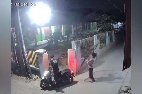 Detik-Detik Pagar SMPN 2 Babelan Bekasi Dicuri, Aksi Pelaku Viral Terekam CCTV Detik-Detik Pagar SMPN 2 Babelan Bekasi Dicuri, Aksi Pelaku Viral Terekam CCTV