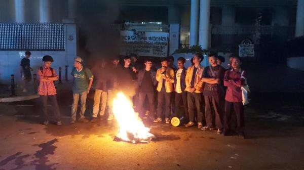 Mahasiswa Bakar Ban dan Dirikan Tenda di Kejagung, Aksi Demo Berlanjut hingga Malam Mahasiswa Bakar Ban dan Dirikan Tenda di Kejagung, Aksi Demo Berlanjut hingga Malam