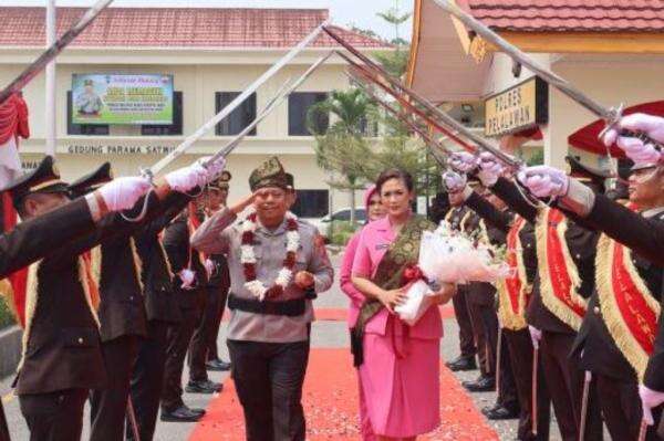 AKBP Ahmad Nur Ari Resmi Jabat Kapolres Pelalawan, Gantikan AKBP John Louis Letedara AKBP Ahmad Nur Ari Resmi Jabat Kapolres Pelalawan, Gantikan AKBP John Louis Letedara