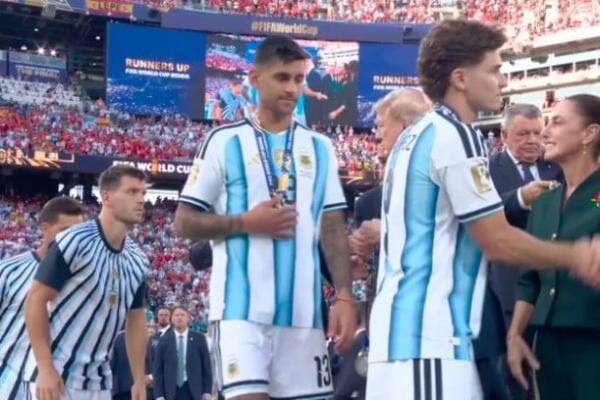 Viral! Momen Pemain Argentina Tolak Jabat Tangan Trump di Podium Final Piala Dunia 2026 Viral! Momen Pemain Argentina Tolak Jabat Tangan Trump di Podium Final Piala Dunia 2026