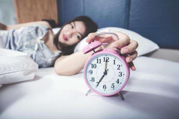 Sering Snooze Alarm? Kebiasaan Ini Bisa Bikin Bangun Tidur Makin Pusing Sering Snooze Alarm? Kebiasaan Ini Bisa Bikin Bangun Tidur Makin Pusing