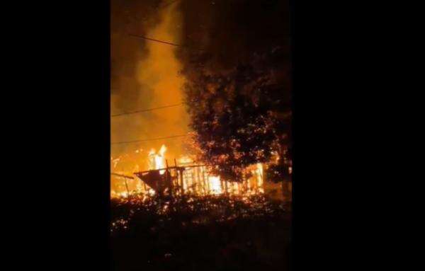 Pria di Sampang Nekat Bakar Rumah Orang Tua gegara Tidak Diberi Uang Pria di Sampang Nekat Bakar Rumah Orang Tua gegara Tidak Diberi Uang