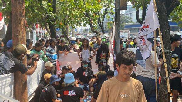 Warga dari Pati Mulai Dirikan Posko di Depan Gerbang DPR jelang Aksi 27 Agustus Warga dari Pati Mulai Dirikan Posko di Depan Gerbang DPR jelang Aksi 27 Agustus