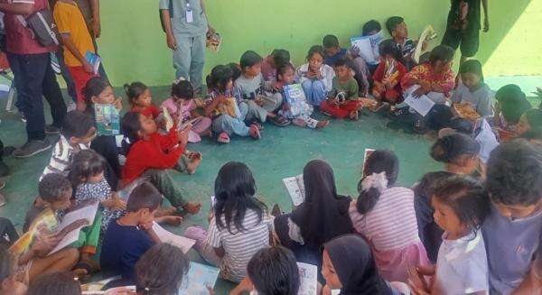 Anak-Anak Korban Gempa NTT Diberikan Trauma Healing di Pengungsian Anak-Anak Korban Gempa NTT Diberikan Trauma Healing di Pengungsian