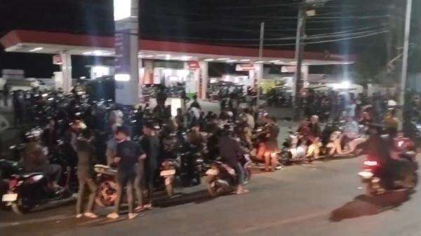 BBM Langka, Ratusan Pengendara Adang Truk Tangki di Takalar BBM Langka, Ratusan Pengendara Adang Truk Tangki di Takalar