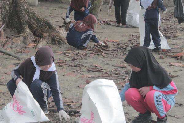 Siswa Sekolah Pesisir Mulai Sadar Bahaya Sampah, Peduli Laut Sejak Dini Siswa Sekolah Pesisir Mulai Sadar Bahaya Sampah, Peduli Laut Sejak Dini