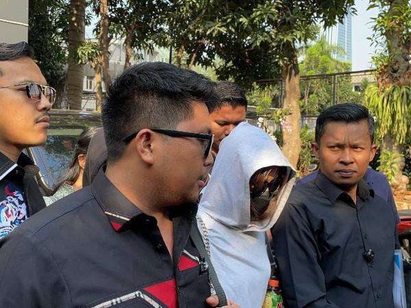 Diperiksa Polisi 4 Jam, Korban Betrand Peto Dicecar 23 Pertanyaan! Diperiksa Polisi 4 Jam, Korban Betrand Peto Dicecar 23 Pertanyaan!