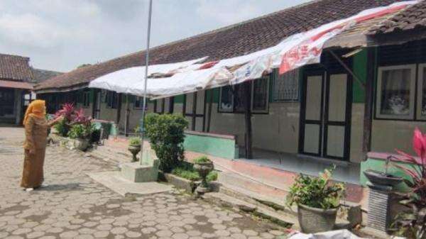 image-Sekolah Rusak Diterjang Angin Kencang, Siswa SDN di Boyolali Dipindahkan Sementara