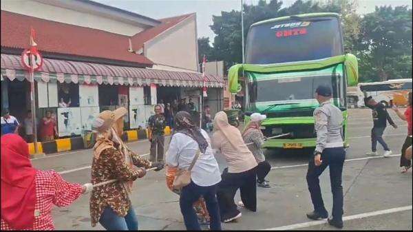 Lomba 17 Agustusan Unik: Tarik Bus AKAP di Terminal Kalideres, Peserta Dominan Wanita Lomba 17 Agustusan Unik: Tarik Bus AKAP di Terminal Kalideres, Peserta Dominan Wanita
