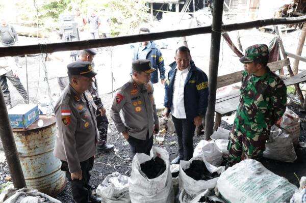 Polda Riau Bongkar Bisnis Arang Bakau Ilegal, Kapal dan 10 Ton Muatan Disita Polda Riau Bongkar Bisnis Arang Bakau Ilegal, Kapal dan 10 Ton Muatan Disita
