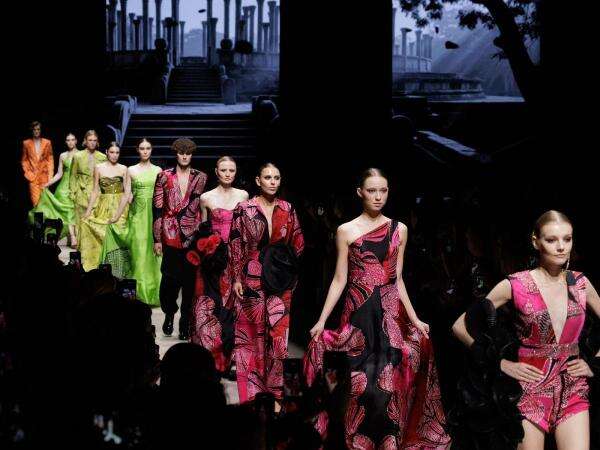 Bangga! Batik Jadi Inspirasi Koleksi Desainer Sri Lanka di Moscow Fashion Week Bangga! Batik Jadi Inspirasi Koleksi Desainer Sri Lanka di Moscow Fashion Week