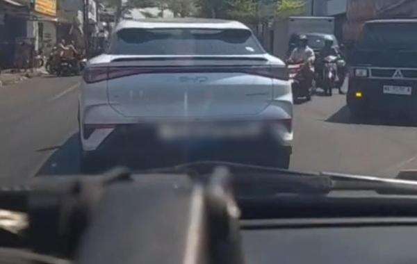 Viral! Mobil Listrik Diduga Halangi Ambulans Bawa Pasien Kritis, Ini Kronologinya Viral! Mobil Listrik Diduga Halangi Ambulans Bawa Pasien Kritis, Ini Kronologinya