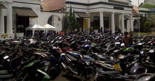 Tak Bisa Tunjukkan Surat Kendaraan, Pemuda Berkonvoi di Cipayung Diamankan Polisi Tak Bisa Tunjukkan Surat Kendaraan, Pemuda Berkonvoi di Cipayung Diamankan Polisi