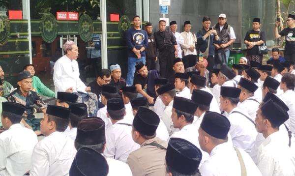 Gema Selawat dan Doa Ribuan Santri Kawal Sidang Gus Yaqut di PN Jakarta Gema Selawat dan Doa Ribuan Santri Kawal Sidang Gus Yaqut di PN Jakarta