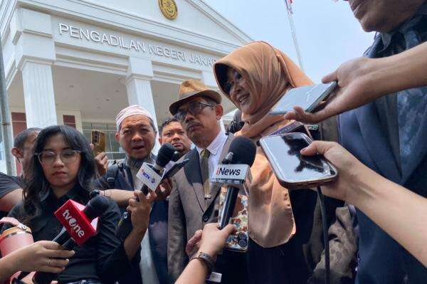 Dokter Tifa Sebut Kesaksian Andi Azwan Tak Relevan: Hanya Buang-Buang Uang Dokter Tifa Sebut Kesaksian Andi Azwan Tak Relevan: Hanya Buang-Buang Uang