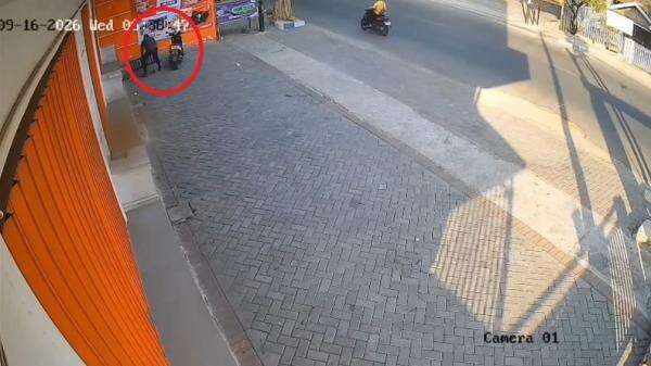 Terekam CCTV, Maling di Pasuruan Santai Gondol Besi Penutup Bak Kontrol di Depan Restoran Terekam CCTV, Maling di Pasuruan Santai Gondol Besi Penutup Bak Kontrol di Depan Restoran