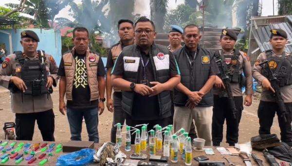 Polisi Tangkap Bandar Narkoba di Deliserdang, Sita Pistol dan Puluhan Bong Polisi Tangkap Bandar Narkoba di Deliserdang, Sita Pistol dan Puluhan Bong