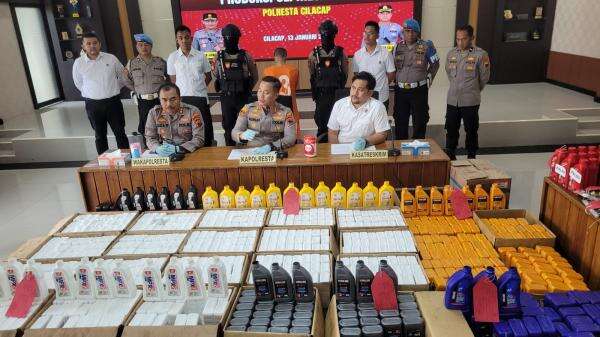 Polresta Cilacap Bongkar Produksi Oli Motor Ilegal di Kesugihan, Ini 5 Faktanya Polresta Cilacap Bongkar Produksi Oli Motor Ilegal di Kesugihan, Ini 5 Faktanya
