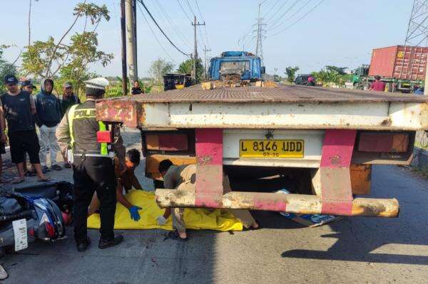 Kecelakaan di Sidoarjo, Nagita Tewas Terlindas Truk usai Jatuh saat Menyalip Kecelakaan di Sidoarjo, Nagita Tewas Terlindas Truk usai Jatuh saat Menyalip